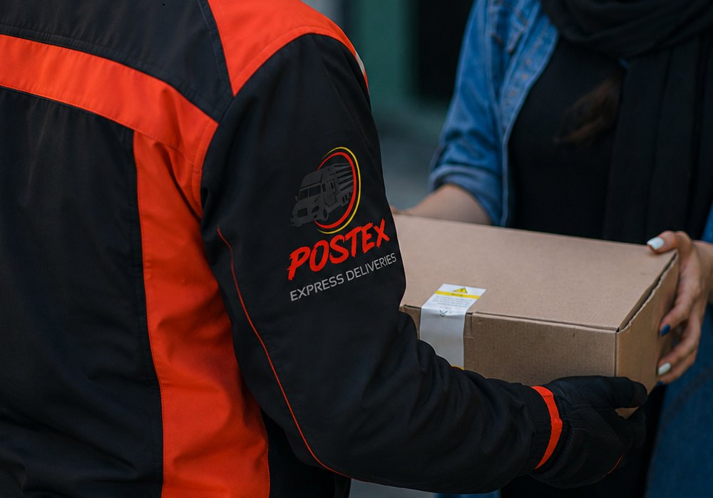 Coursier PostEx remettant un colis en main propre